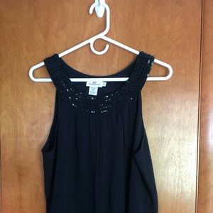 Vineyard vines sleeveless silk blouse.